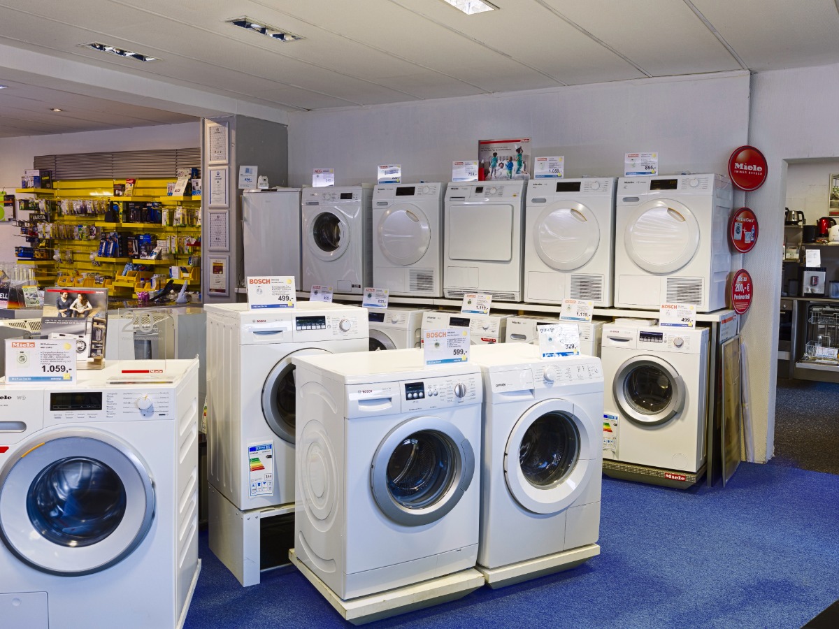 Einzelhandelskauffrau und Ihre Beraterin für Küchen-, Klein- und Großgeräte, Waschautomaten, Trockner, Herde/Kochfelder und Kühlschränke.