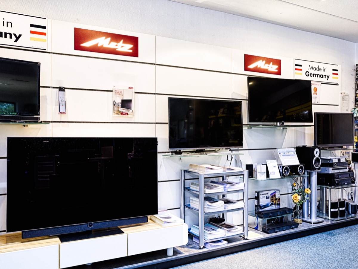 Willi van Triel Seit über 50 Jahren Radio- und Fernsehtechniker-Meister und Ihr Ansprechpartner für alles was Ihnen am Herzen liegt.