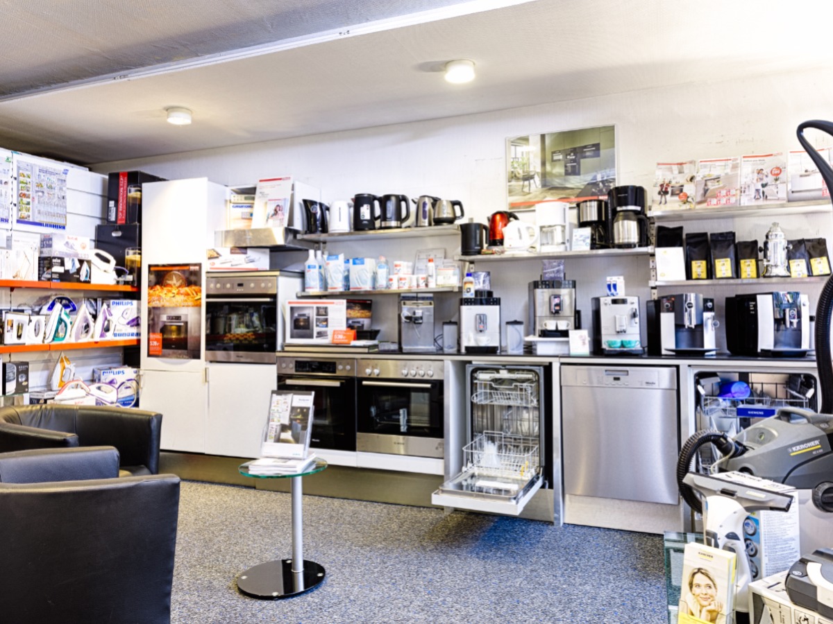 sorgt auch an harten Tagen immer für Leben und Spaß im Laden. Max ist Ihr Ansprechpartner für Hundekuchen.